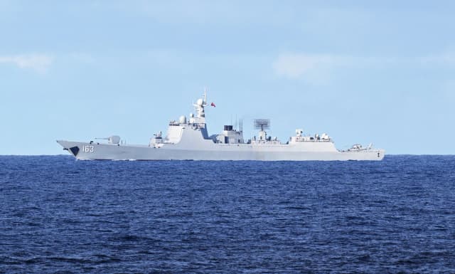 Un buque de la armada del Ejército Popular de Liberación de China vigila una zona durante una actividad de cooperación marítima entre las armadas de Filipinas, Australia y Canadá cerca del arrecife de Scarborough, en el disputado Mar de China Meridional, el 3 de septiembre de 2025. (Ted Aljibe/AFP vía Getty Images).