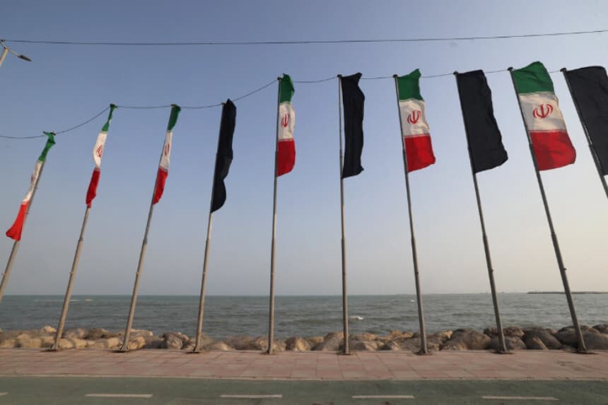 Banderas iraníes ondean a lo largo del paseo marítimo de la ciudad portuaria de Bandar Abbas, en el sur de Irán, el 10 de agosto de 2026. (Atta Kenare/AFP vía Getty Images).