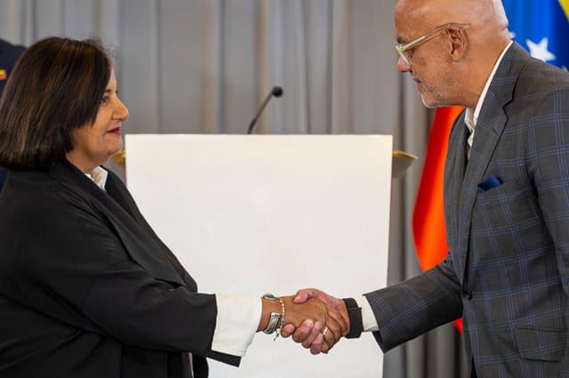 La exdiputada y expresidenta de la Asamblea Nacional de Venezuela (2015), Dinorah Figuera, y el presidente del Parlamento de Venezuela, Jorge Rodríguez, firman un documento en la última sesión de la mesa de diálogo este miércoles, en Caracas, Venezuela. El chavismo y la oposición de Venezuela acordaron este miércoles renovar a todos los jueces que conforman el Tribunal Supremo de Justicia (TSJ), señalado de servir al Gobierno, como parte de los primeros acuerdos alcanzados en el primer ciclo de diálogo impulsado por Estados Unidos para una transición en el país caribeño. (EFE/ Miguel Gutiérrez)