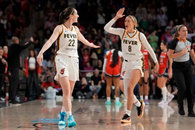 Caitlin Clark, número 22 de las Indiana Fever, celebra con Sophie Cunningham, número 8, tras anotar el triple que les dio la victoria durante la segunda mitad contra las Washington Mystics en el CareFirst Arena de Washington el 8 de junio de 2026. (Jess Rapfogel/Getty Images).