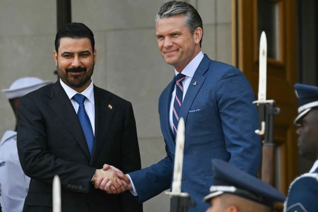 El secretario de Guerra de EE. UU., Pete Hegseth, saluda al primer ministro iraquí, Ali al-Zaidi, en el Pentágono, en Washington, el 14 de julio de 2026. (Drew Angerer/AFP/Getty Images)