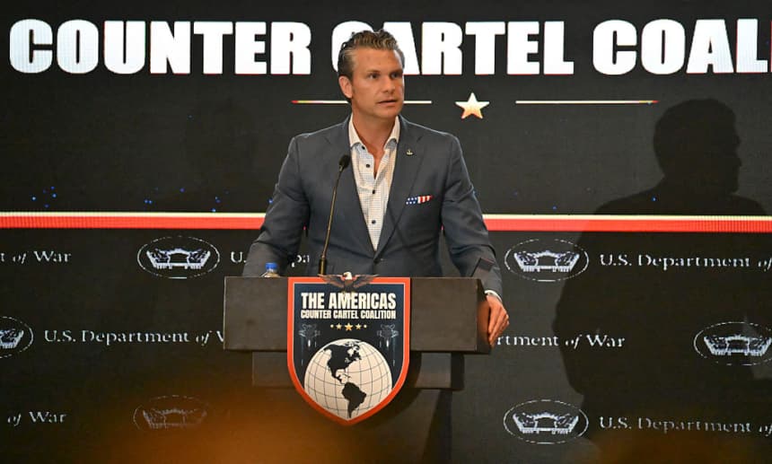 El secretario de Defensa de EE. UU., Pete Hegseth, habla durante un foro de la Coalición contra los Cárteles de las Américas en la Ciudad de Panamá el 12 de agosto de 2026. (DANIEL DE CARTERET / AFP via Getty Images)