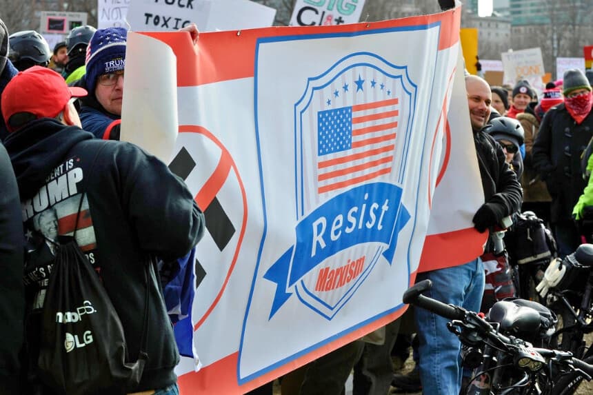 Un grupo de personas despliega una pancarta en la que se exhorta a resistirse al marxismo en el Boston Common, en Boston, Massachusetts, el 19 de enero de 2019. (Joseph Prezioso/AFP vía Getty Images).