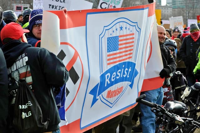Un grupo de personas despliega una pancarta en la que se exhorta a resistirse al marxismo en el Boston Common, en Boston, Massachusetts, el 19 de enero de 2019. (Joseph Prezioso/AFP vía Getty Images).