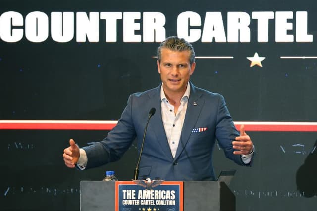 El secretario de Guerra de EE.UU., Pete Hegseth, habla en la reunión de la Coalición Contra los Cárteles de las Américas (A3C), que reúne a jefes de fuerzas de seguridad de diecinueve países este 12 de agosto en Ciudad de Panamá, Panamá. (EFE/ Carlos Lemos)