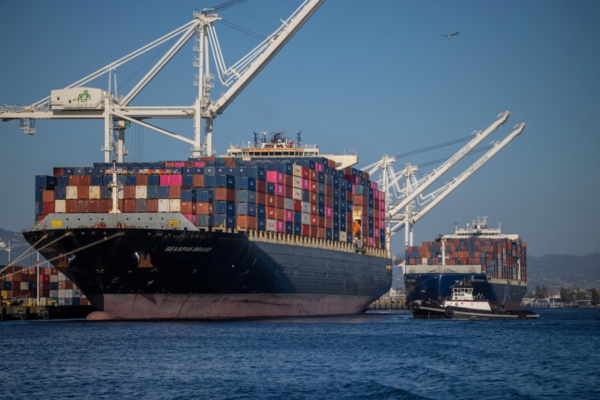 En la imagen se observa un buque de carga repleto de contenedores en el puerto de Oakland, California, el 4 de agosto de 2025. (Carlos Barria/Reuters)