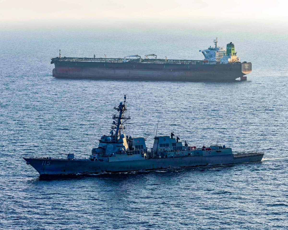 Buques en el estrecho de Ormuz, el 26 de abril de 2026. (Armada de los Estados Unidos vía Getty Images).