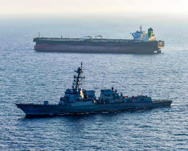 Buques en el estrecho de Ormuz, el 26 de abril de 2026. (Armada de los Estados Unidos vía Getty Images).