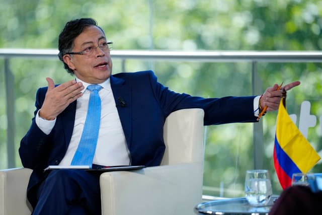 Fotografía de archivo en la que se captó al expresidente de Colombia Gustavo Petro, durante una entrevista conla Agencia EFE, en Barcelona, España. (EFE/Alejandro García)