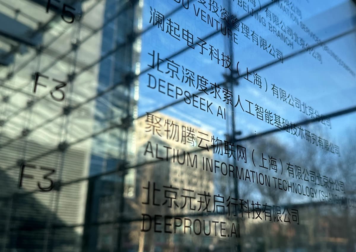 Señalización en el suelo de las oficinas de DeepSeek (C) en Beijing, 28 de enero de 2025. (Peter Catterall/AFP vía Getty Images).