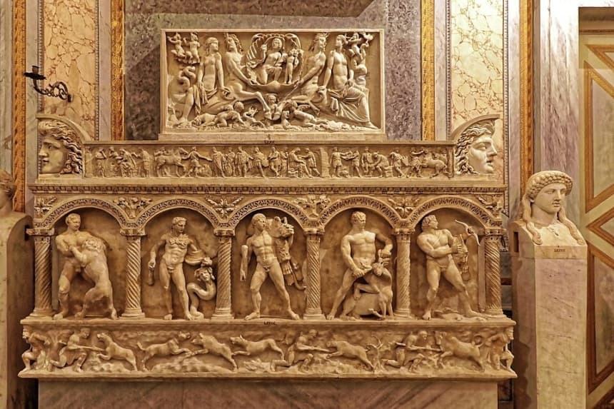 Las doce pruebas de Heracles talladas en un sarcófago romano. Si bien las doce pruebas representaban un ciclo completo de dominio, la transformación final de Heracles requirió un paso más allá de las doce: la prueba definitiva de la muerte y la apoteosis. (Burkhard Mücke/CC BY-SA 4.0)