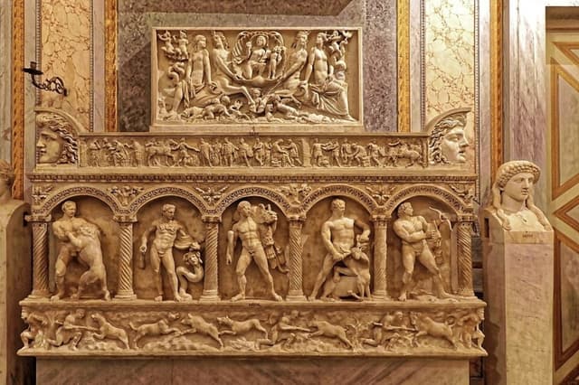 Las doce pruebas de Heracles talladas en un sarcófago romano. Si bien las doce pruebas representaban un ciclo completo de dominio, la transformación final de Heracles requirió un paso más allá de las doce: la prueba definitiva de la muerte y la apoteosis. (Burkhard Mücke/CC BY-SA 4.0)