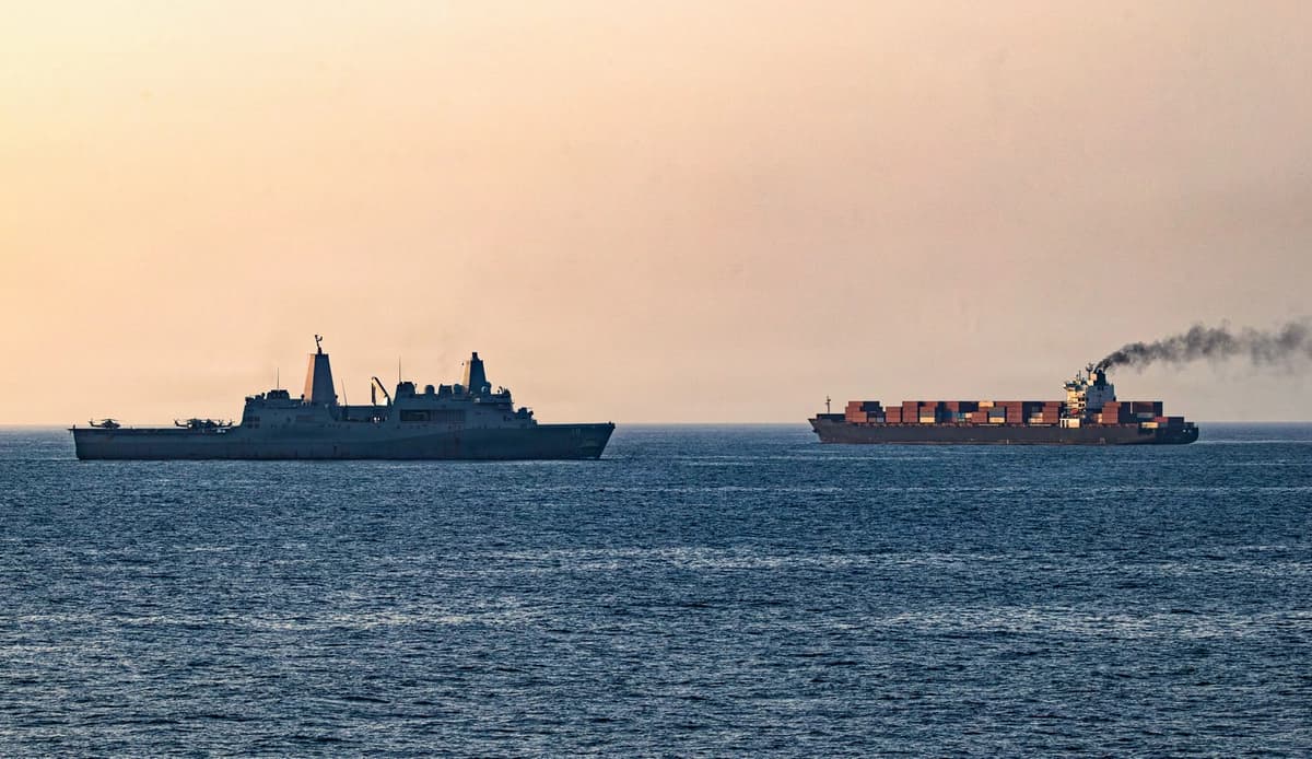Fuerzas estadounidenses patrullan el mar Arábigo cerca del buque M/V Touska en el estrecho de Ormuz el 20 de abril de 2026. (Armada de los Estados Unidos vía Getty Images).
