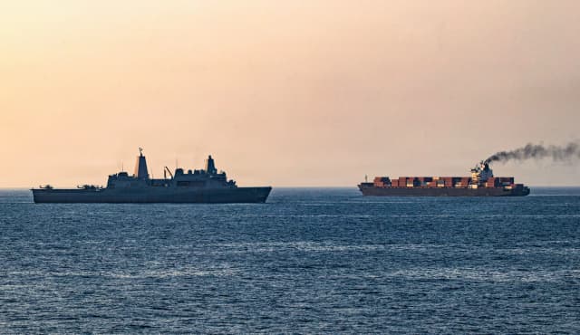 Fuerzas estadounidenses patrullan el mar Arábigo cerca del buque M/V Touska en el estrecho de Ormuz el 20 de abril de 2026. (Armada de los Estados Unidos vía Getty Images).