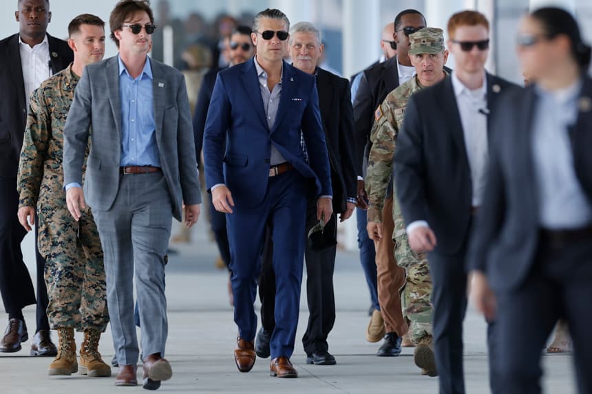 El secretario de Guerra de Estados Unidos, Pete Hegseth (c), llega a la clausura de los ejercicios multinacionales Panamax 2026 este jueves, en el Puerto de Cruceros en Ciudad de Panamá (EFE/ Bienvenido Velasco)