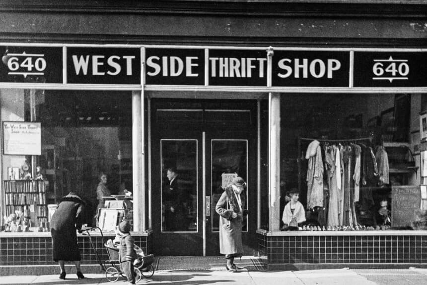 Vista exterior de la tienda de artículos de segunda mano West Side Thrift Shop en la ciudad de Nueva York, alrededor de 1935. Los clientes buscan artículos básicos en una tienda de segunda mano, lo que refleja el espíritu de abnegación y la gestión cuidadosa de los recursos que Benjamin Franklin consideraba necesarios para alcanzar tanto la seguridad financiera como el carácter moral. (Cushman/Frederic Lewis/Archive Photos/Getty Images).