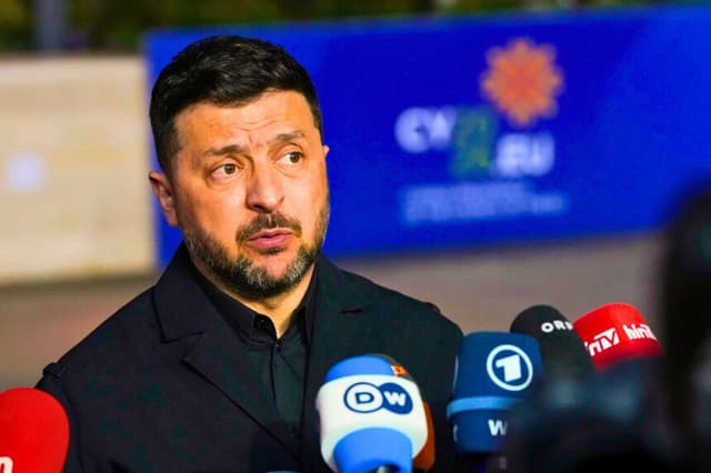 El presidente de Ucrania, Volodímir Zelenski, hace declaraciones al llegar a la Cumbre de la UE en Ayia Napa, Chipre, el 23 de abril de 2026. (Petros Karadjias/AP Photo).