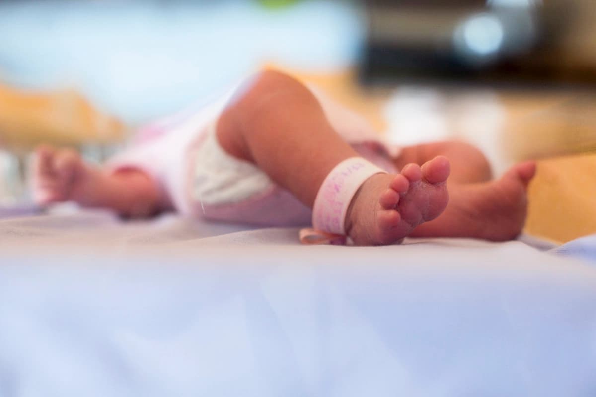 Un bebé en un hospital, en esta foto de archivo. (Fred Dufour/AFP vía Getty Images)