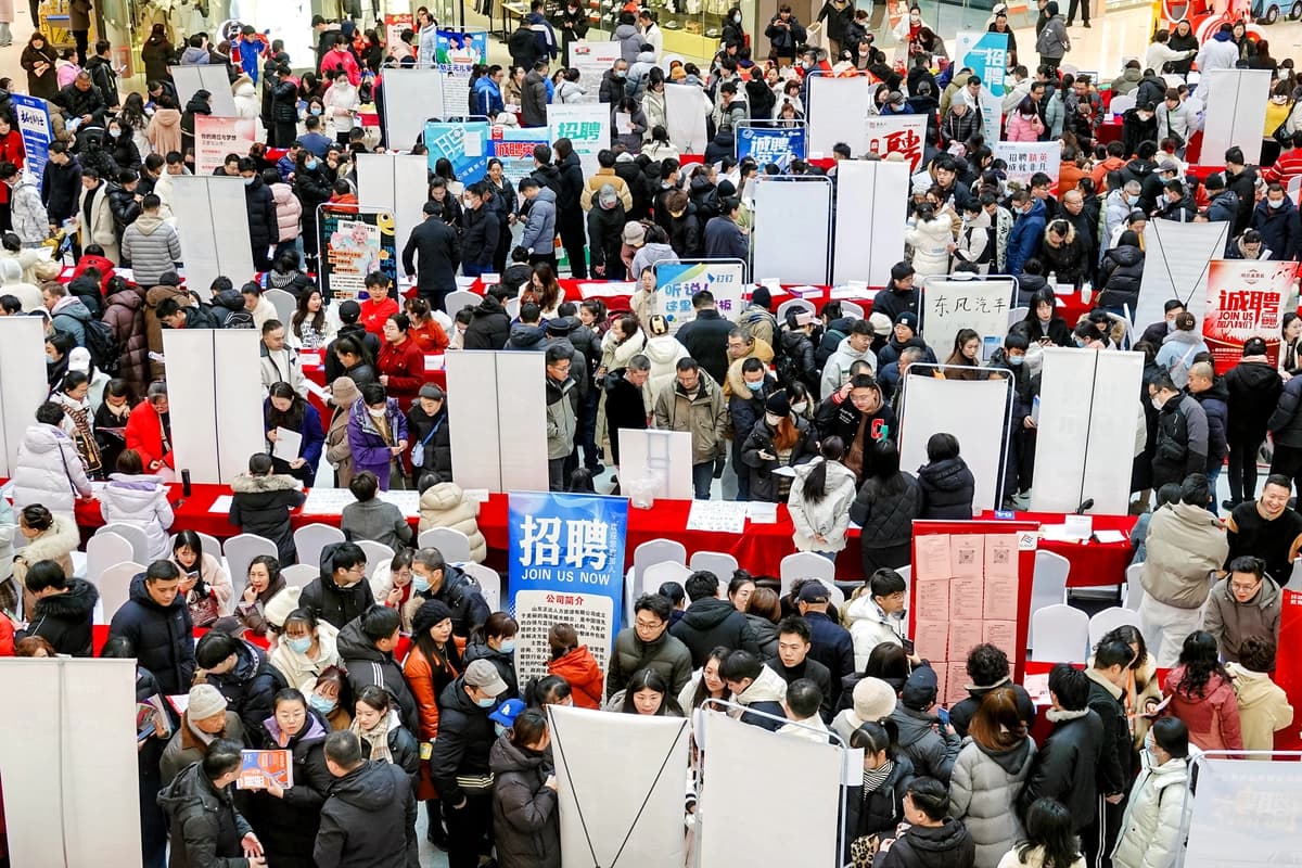 Personas asisten a una feria de empleo de primavera en Yantai, China, el 6 de febrero de 2025. (AFP vía Getty Images)