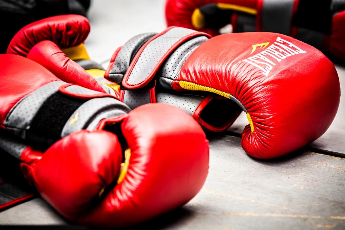 Un par de guantes de boxeo, en esta foto de archivo. (Shutterstock).