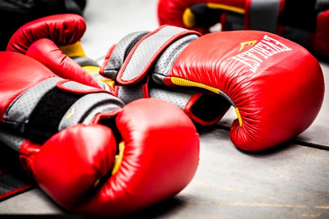 Un par de guantes de boxeo, en esta foto de archivo. (Shutterstock).