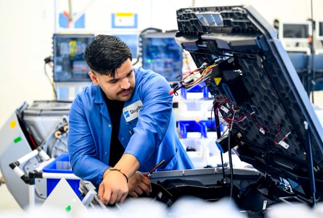Un empleado de Skydio trabaja en un dron en la fábrica de la compañía en Hayward, California, el 12 de junio de 2026. (Josh Edelson/AFP vía Getty Images).