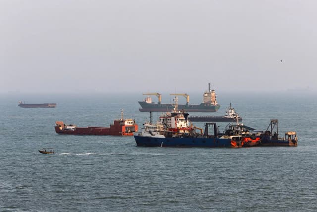 Barcos anclados en el Estrecho de Ormuz, frente a la costa de Bandar Abbas, Irán, el 10 de agosto de 2026. (Ali Saeedi/Getty Images)