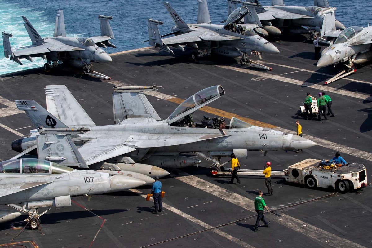 Hegseth responde a los reportes sobre las condiciones del portaaviones Lincoln