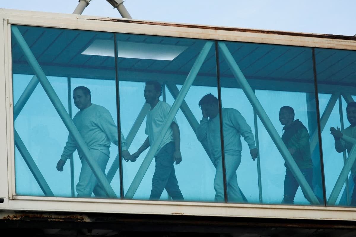 Migrantes venezolanos reaccionan tras llegar en un vuelo de deportación procedente de Estados Unidos al Aeropuerto Internacional Simón Bolívar, en Maiquetía, Venezuela, el 9 de mayo de 2025. (Leonardo Fernández Viloria/Reuters)