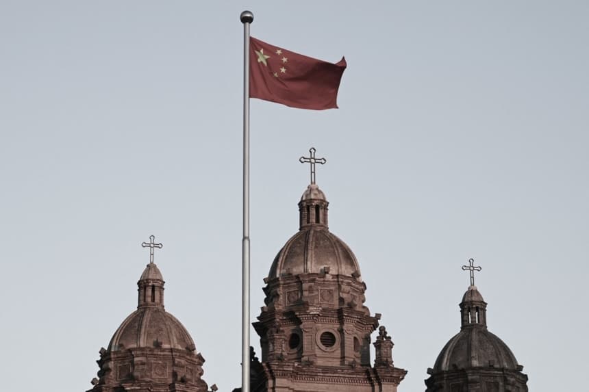 La bandera nacional china ondea frente a la Iglesia de San José, también conocida como Iglesia Católica de Wangfujing, en Beijing, el 22 de octubre de 2020. (Greg Baker/AFP vía Getty Images)