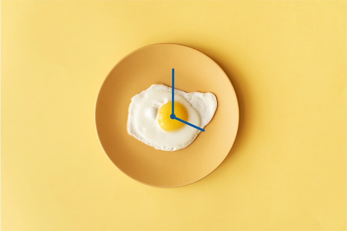 La ciencia sobre cuándo comer proteínas. (Ilustración de The Epoch Times, Getty Images, Shutterstock).