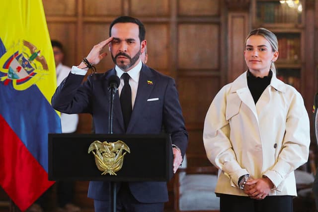 El presidente de Colombia, Abelardo de la Espriella, habla junto a su esposa, Ana Lucía Pineda, durante una conferencia de prensa en el Palacio de San Carlos, en Bogotá, el 12 de agosto de 2026. (ESTEBAN VEGA LA-ROTTA / AFP vía Getty Images)