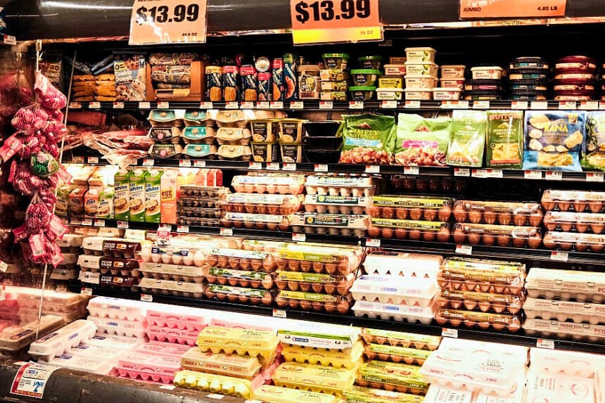 Huevos en un supermercado local del barrio Sugar Hill, en el distrito de Manhattan, Nueva York, el 9 de abril de 2026. (Charly Triballeau / AFP vía Getty Images).