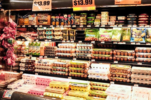 Huevos en un supermercado local del barrio Sugar Hill, en el distrito de Manhattan, Nueva York, el 9 de abril de 2026. (Charly Triballeau / AFP vía Getty Images).
