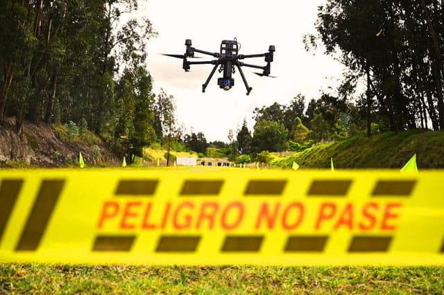 Un dron adaptado para lanzar granadas vuela en Sogamoso, departamento de Boyacá, Colombia, el 28 de mayo de 2026. (Raúl ARBOLEDA / AFP vía Getty Images)