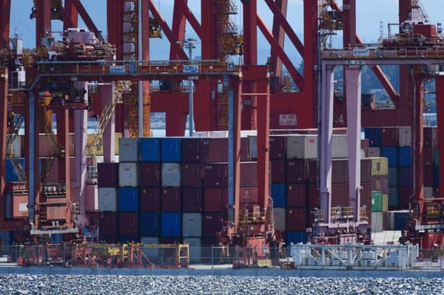 Se observan grúas y contenedores en la terminal marítima de DP World en Port Metro Vancouver, en Vancouver, el 11 de julio de 2023. (DON MACKINNON/AFP vía Getty Images)