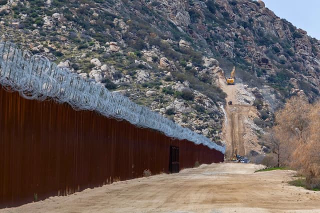 Construcción del muro fronterizo sur de Estados Unidos en Jacoumba Hot Springs, California, el 22 de enero de 2026. (John Fredricks/The Epoch Times).
