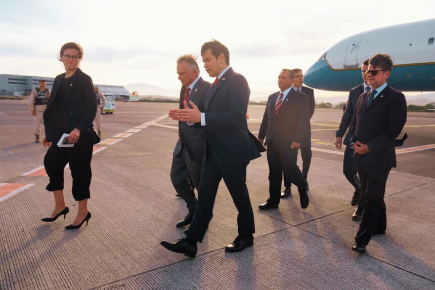 El secretario de Estado de EE. UU., Marco Rubio, conversa con el ministro de Relaciones Exteriores de Costa Rica, Arnoldo Andre Tinoco, a su llegada al Aeropuerto Internacional Juan Santamaría, cerca de San José, Costa Rica, el 4 de febrero de 2025. (MARK SCHIEFELBEIN/POOL/AFP vía Getty Images)
