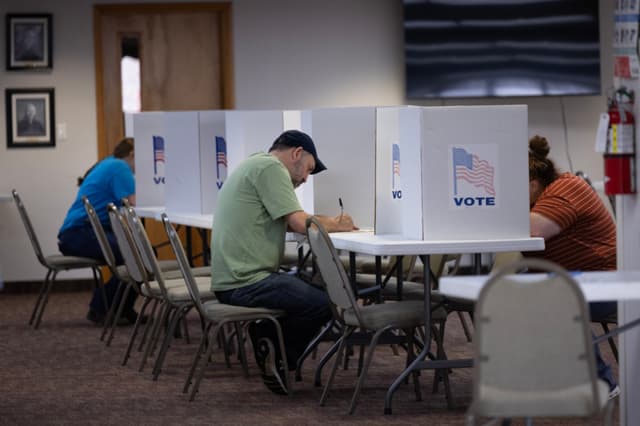 Los residentes emiten sus votos en un centro de votación ubicado en la iglesia de San Antonio el 5 de noviembre de 2024 en Saranac, Michigan. (Scott Olson/Getty Images)