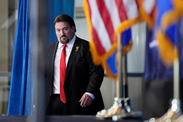 El presidente del Partido Republicano de Nevada, Michael McDonald, sube al escenario antes de hablar, previo al entonces candidato presidencial republicano y expresidente Donald Trump, en un acto de campaña en Las Vegas, Nevada, el 27 de enero de 2024. (John Locher/AP).