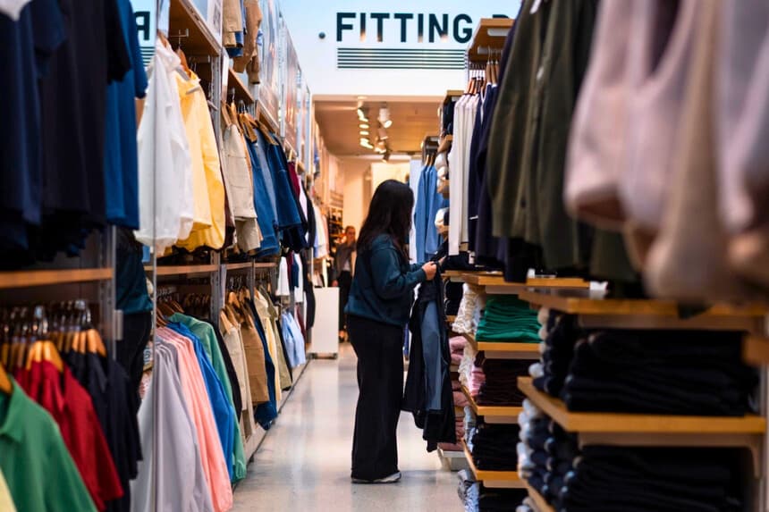 La gente compra en Washington el 12 de marzo de 2026. (Madalina Kilroy/The Epoch Times).