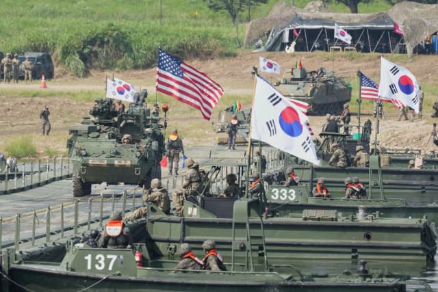 Un vehículo del equipo de combate Stryker del Ejército de EE. UU. cruza un puente flotante sobre el río Namhan durante el ejercicio conjunto de cruce fluvial entre Corea del Sur y Estados Unidos, como parte del ejercicio Ulchi Freedom Shield 25, en Yeoju, Corea del Sur, el 27 de agosto de 2025. (Lee Jin-man/AP Photo)