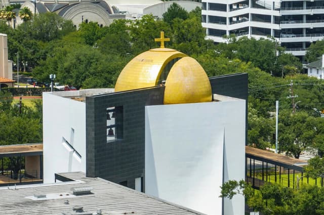 Vista aérea de la Capilla de San Basilio, Malloy Hall y Welder Hall en la Universidad de St. (Thomas en Houston, Texas. tokar/Shutterstock).