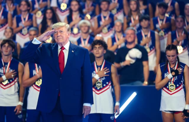 El presidente de Estados Unidos, Donald Trump, saluda en los Juegos Patrióticos 2026 en la Academia SPIRE en Geneva, Ohio, el 11 de agosto de 2026. (Anna Moneymaker / Getty Images)