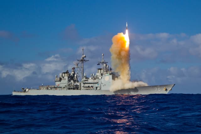 Un misil interceptor Standard Missile-3 (SM-3) Bloque 1B es lanzado desde el crucero lanzamisiles USS Lake Erie (CG 70) durante una prueba de la Agencia de Defensa Antimisiles y la Armada de EE. UU. en el Pacífico central. (Armada de EE. UU.)