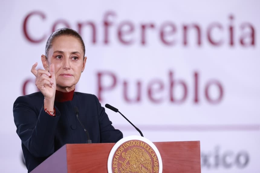 La presidenta de México, Claudia Sheinbaum, habla durante una rueda de prensa este viernes en Palacio Nacional de la Ciudad de México (EFE/Mario Guzmán)