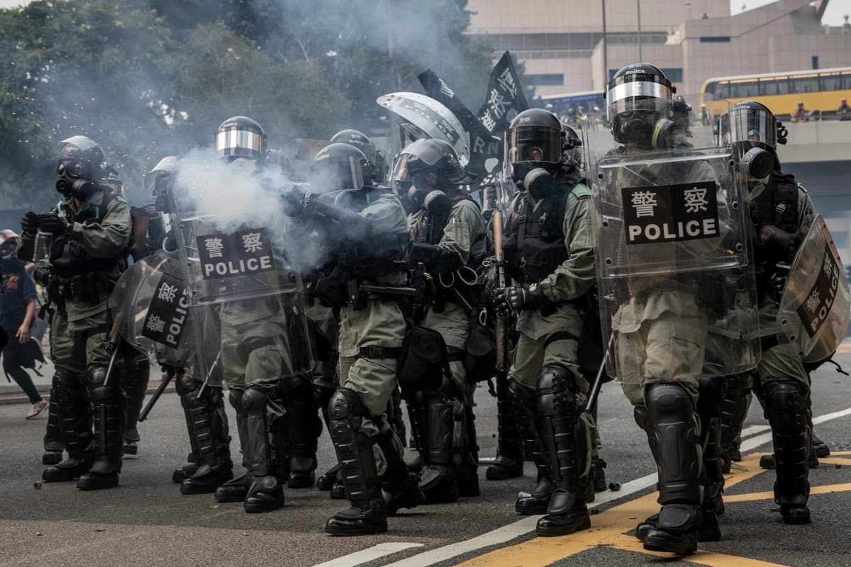La policía lanzó gases lacrimógenos contra manifestantes prodemocracia durante los enfrentamientos posteriores a una marcha en Hong Kong el 29 de septiembre de 2019. Las manifestaciones prodemocráticas entraron en su cuarto mes mientras Hong Kong se prepara para el 70 aniversario de la fundación de la China comunista con una serie de protestas a favor y en contra de Pekín programadas hasta el 1 de octubre. (Chris McGrath/Getty Images)