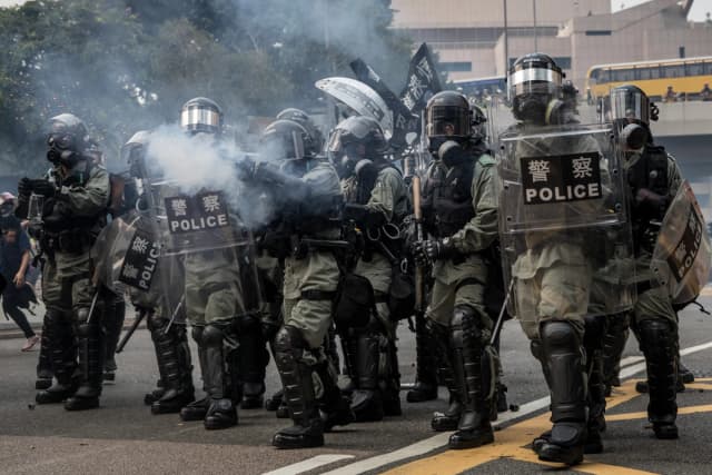 La policía lanzó gases lacrimógenos contra manifestantes prodemocracia durante los enfrentamientos posteriores a una marcha en Hong Kong el 29 de septiembre de 2019. Las manifestaciones prodemocráticas entraron en su cuarto mes mientras Hong Kong se prepara para el 70 aniversario de la fundación de la China comunista con una serie de protestas a favor y en contra de Pekín programadas hasta el 1 de octubre. (Chris McGrath/Getty Images)