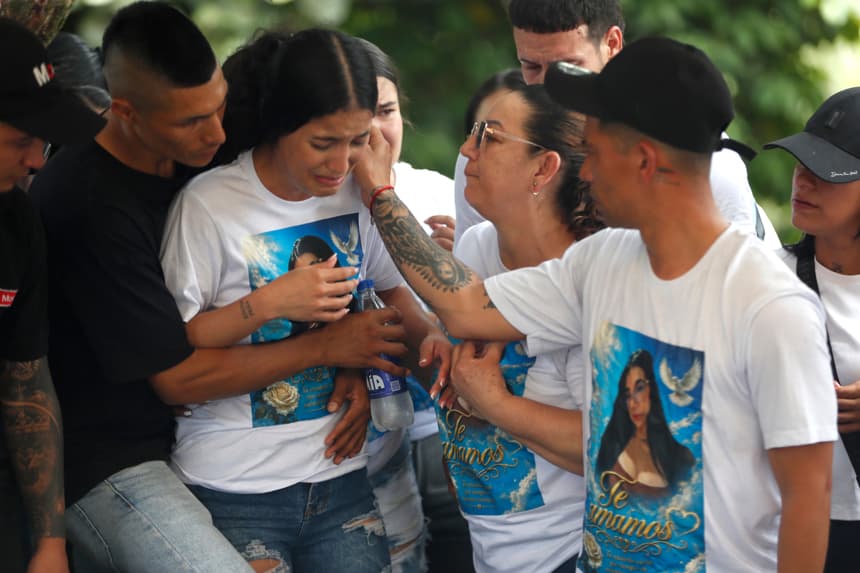 Familiares de Yenci Lorena Restrepo, la mujer que murió cuando intentaba proteger a sus dos hijos, de cuatro y seis años, durante el terremoto de magnitud 7.4 del pasado lunes, reaccionan durante su sepelio este viernes, en Cali, Colombia. (EFE/ Ernesto Guzmán Jr)