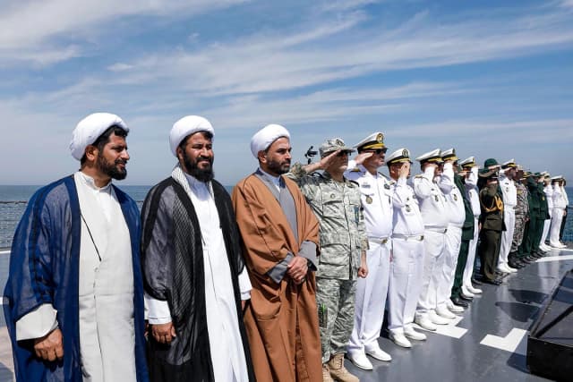 Esta foto de archivo, facilitada por la Oficina del Ejército iraní el 12 de marzo de 2025, muestra a funcionarios locales y personal de la Armada participando en un ejercicio militar conjunto entre Irán, Rusia y China en el Golfo de Omán. Las armadas de Irán, Rusia y China realizaban ejercicios militares frente a las costas de Irán esa semana con el objetivo de fortalecer la cooperación, según los medios iraníes. (Oficina del Ejército iraní/AFP vía Getty Images)
